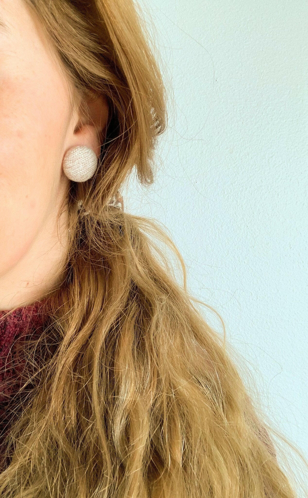 Boucles d'oreilles boutons - Rose à pois – Image 2