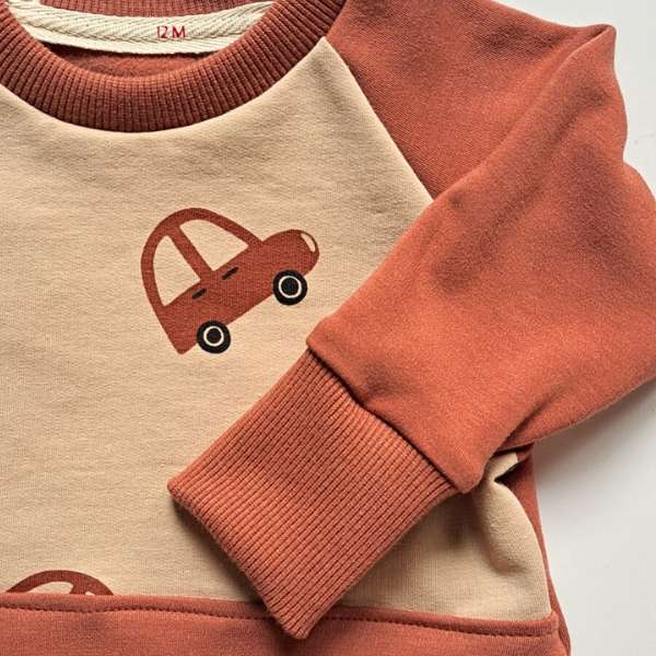 Chandail Raglan - Colorblock Rouge Brique et Voitures – Image 2