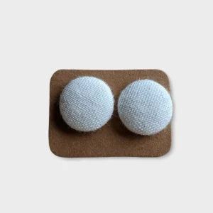 Petites boucles d'oreilles boutons - Blanche