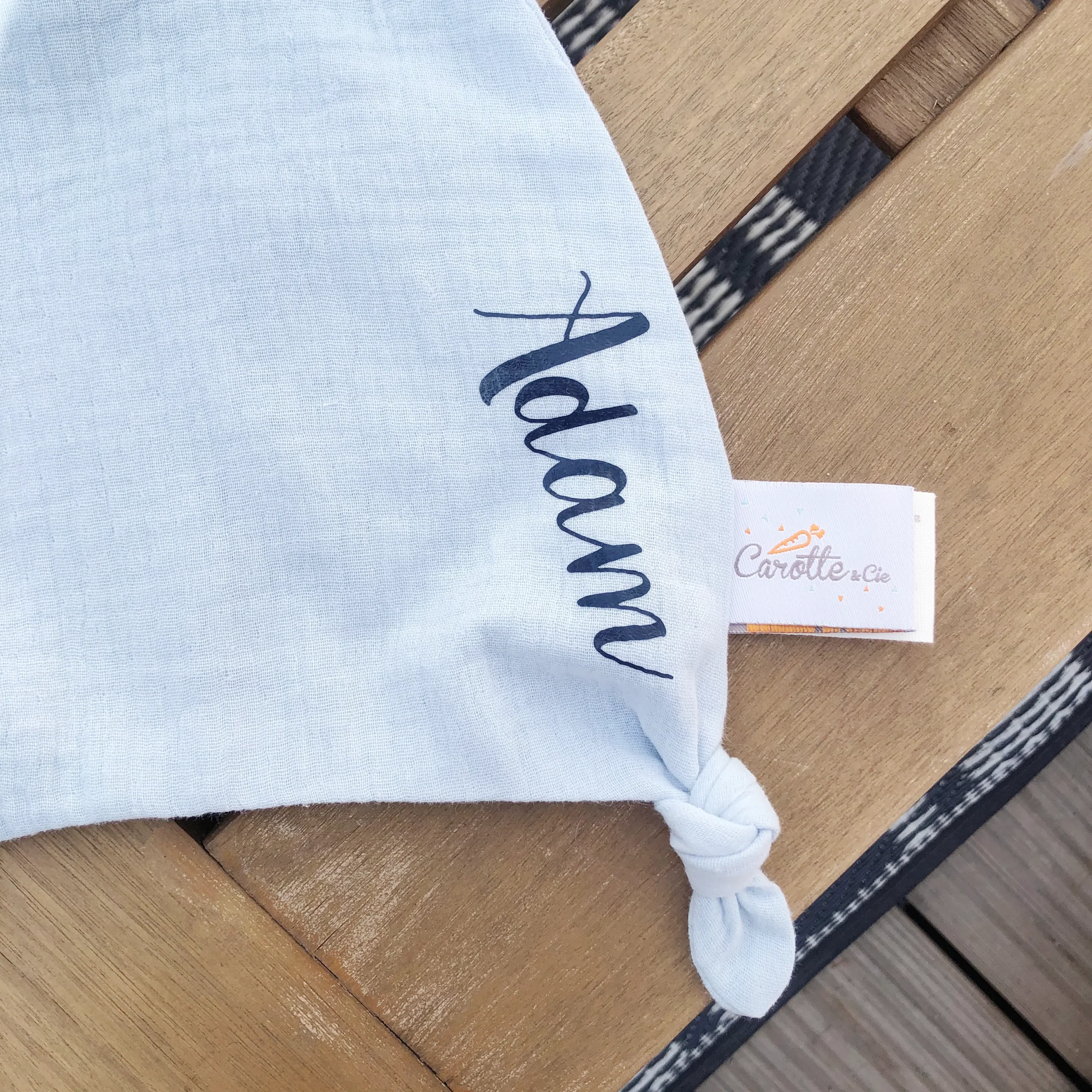 Doudou Mouton en double gaze de coton bleu glacier personnalisable – Image 4