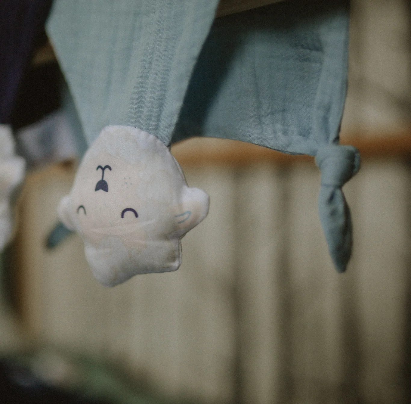 Doudou Mouton en double gaze de coton bleu glacier personnalisable – Image 2