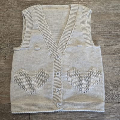 Gilet coton fille beige sans manches dernière taille 4 ans motif cœur ref 1006 – Image 2